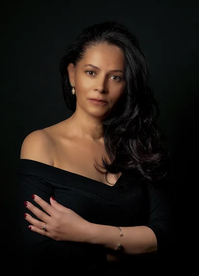 photo d'un jeune garçon avec les cheveux frissés en chemises rouge