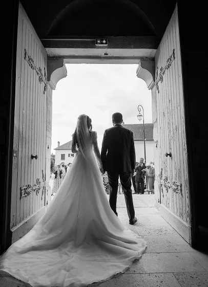 photo d'une jeune fille avec une abrette rose dans les cheveux, elle porte un cardigan bleu et un t shirt gris