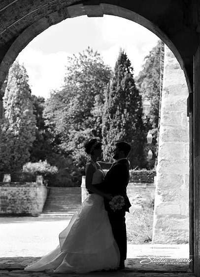 photographie d'un homme noir de profil en noir et bblanc, il est habillé en costume avec un noeud papillon